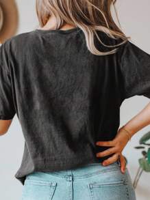 EMERY ROSE تي شيرت كاجوال قصيرة الأكمام بياقة مستديرة مطبوعة بزهور الأقحوان والأشباح للنساء ذوات الحجم الكبير، لمناسبة عيد الهالوين - رمادي غامق - مشاهدة 2