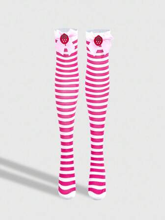 Kawaii زوج من الجوارب الطويلة فوق الركبة ذات التصميم المخطط الوردي والأبيض، ديكور فيونكة الفراولة بطراز المدرسة الحلو، جوارب شفافة رفيعة وقابلة للمط