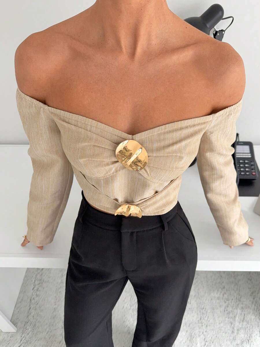 Siren Gaze ملابس علوية قصيرة مزينة بإبزيم ذهبي على الكتف مع طبقات