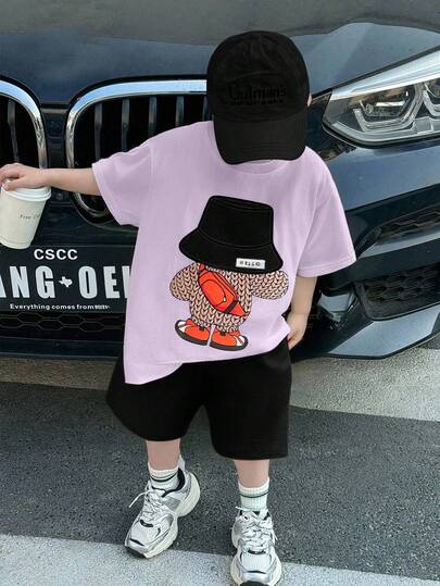 2 件套年轻男孩儿童舒适日常百搭休闲可爱宽松日韩风格动物熊图案刺绣圆领短袖 T 恤针织上衣和黄色华夫格短裤套装，适合春夏季节、日常生活、运动、校园、聚会、节日、表演、摄影、返校季