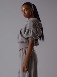 MUSERA 露脐收腰短款灯笼袖露缝细节连帽卫衣上装，优雅夜出性感可爱酷女孩街头风 Dawn - 灰色 - 查看 3