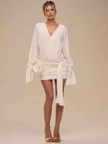 SHEIN BAE فستان قصير بأكمام طويلة وياقة على شكل حرف V مناسب للجسم، لون المشمش، فستان أنيق، فستان وصيفة العروس، فستان عيد الميلاد، فستان طبقات للخريف/الشتاء، فستان للاستخدام اليومي - لون مشمشي - مشاهدة 5