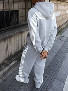 Manfinity EMRG 男士街头风格流行 INS 搭配六条纹拼接连帽衫和裤子套装，时尚简约，适合户外音乐节、夜店、男朋友/丈夫礼物、周年纪念礼物，浅灰色，运动服，男士两件套服装，2000 年代风格，秋季服装 - 淺灰色 - 查看 2