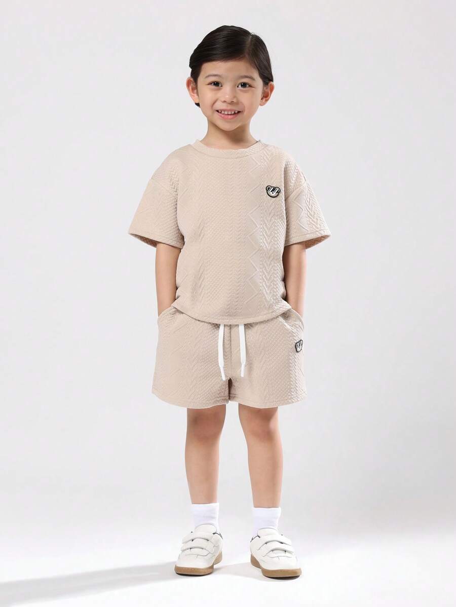 SUMWON 纹理男童两件套套装绗缝T恤和短裤,腰部抽绳休闲夏季海滩度假装 - 卡其色 - 查看 1