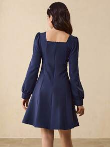 Elegante vestito corto minimalista con colletto quadrato, maniche lunghe, vita stretta e colore unito, adatto per adolescenti, laurea, feste di Natale, Ognissanti, autunno