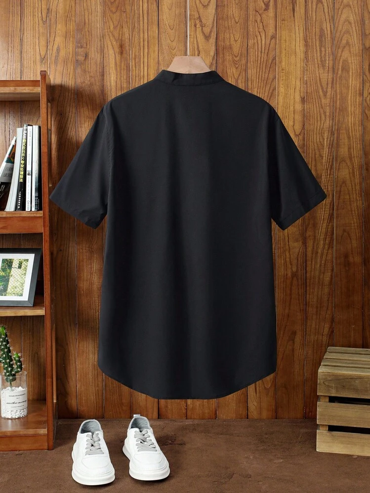 Manfinity NXTstreet Men's Casual Solid Color Basic Button-Down Short Sleeve Shirt Men's Vacation Casual Style, INS Matched With A Knitted  Geometric Striped Crochet Textured Jacquard Loose Short-Sleeve Shirt. Featuring A Button Placket, This Shirt Embodies French Elegance And Romance, Making It Perfect For Hawaiian Beach Vacations, As Well As Music Festivals And Everyday Wear. It Also Serves As An Ideal Gift For Boyfriends Or Husbands. Men's Striped Short Sleeve Single-Breasted Casual Commuter Shirt, Cool Shirts For Men, Nice Shirts For Men, Men's Fashion Shirts - Black - View 2