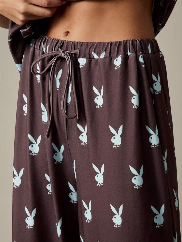 Missguided x Playboy Weihnachts-Schlafanzug-Set mit Knopfkragen-Hemd und langer Hose