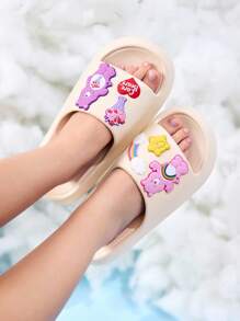 SHEIN X Care Bears 时尚可爱彩虹爱心不对称图案白色女士一脚蹬拖鞋防滑速干淋浴拖鞋，轻便耐用的 EVA 材质，适合居家、浴室、游乐场、游泳池、海滩等室内外穿着 - 白色 - 查看 2