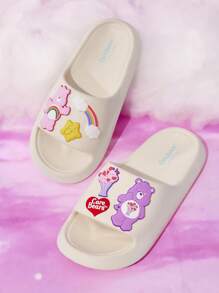 SHEIN X Care Bears 时尚可爱彩虹爱心不对称图案白色女士一脚蹬拖鞋防滑速干淋浴拖鞋，轻便耐用的 EVA 材质，适合居家、浴室、游乐场、游泳池、海滩等室内外穿着 - 白色 - 查看 12