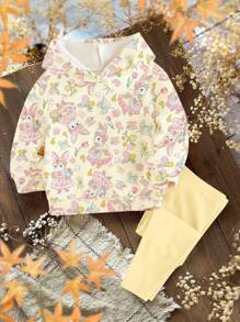 SHEIN طقم بنطلون وبلوزة هودي مطبوع برسومات أرنب وزهور ريفية، وأربطة تصميم زهرة التوليب، طقم كاجوال مريح للبنات، بتصميم كرتوني مطبوع برسم أرنب فضفاض مع كتف منسدل وهودي، مناسب للنزهات والتنزه والأنشطة اليومية والأسلوب البوهيمي - متعدد الألوان - مشاهدة 3