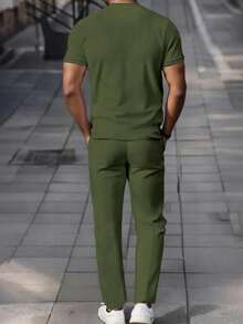 Manfinity Homme Bộ đồ nam mùa hè màu trơn cổ tròn tay ngắn kèm quần cạp rút, bộ đồ thường ngày màu xanh ô liu hai mảnh, bộ đồ phối đồ nam, bộ đồ 2 mảnh màu xanh lá cây, trang phục ấm áp - xanh quân đội - Xem 2