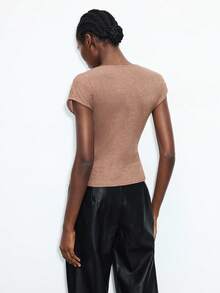 Maija 2025 Camiseta sin mangas con escote en V, bajo asimétrico, decoración de alfileres de de metal, estilo moderno de ciudad, adecuada para el otoño temprano, top envolvente urbano para mujer, top con giro frontal, top envolvente marrón, top marrón claro, top marrón óxido - Rosa Pálido - Ver 3