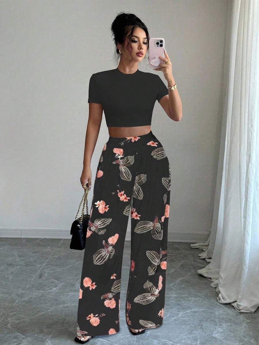 Elenzga 2 件套女士休闲套装 - 纯色圆领短袖短款 T 恤和花卉印花裤 - 黑色 - 查看 1