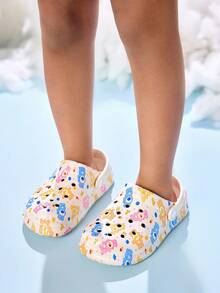 SHEIN X Care Bears 可爱白色卡通图案女孩男孩儿童一脚蹬花园木屐幼儿和儿童防滑透气速干水鞋，轻便耐用的 EVA 材质，适合室内、浴室、游乐场、游泳池、沙滩淋浴拖鞋凉鞋室内外