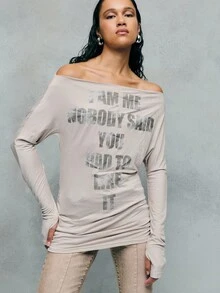 TypaGal Off-Shoulder bedruckte Bluse, entworfen für Frauen, die im Herbst auffallende Ausgeh-Oberteile suchen. Ein selbstbewusstes Modell, das mühelos in den Herbst übergeht mit eleganten Blusen für Frauen mit Stil. - Grau - Übersicht 1