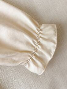 SHEIN 1 件年轻女孩长袖衬衫，彼得潘领，泡泡袖，纽扣，草莓刺绣，优雅可爱，适合日常穿着或分层穿着，春秋新品 - 杏色 - 查看 3