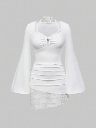 Camiseta ajustada con mangas acampanadas, cuello halter con lazo, dobladillo asimétrico y aplicaciones de encaje