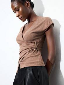 Maija 2025 Camiseta sin mangas con escote en V, bajo asimétrico, decoración de alfileres de de metal, estilo moderno de ciudad, adecuada para el otoño temprano, top envolvente urbano para mujer, top con giro frontal, top envolvente marrón, top marrón claro, top marrón óxido - Rosa Pálido - Ver 6