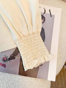 GlowEve CURVE Áo sơ mi tay dài cổ chữ V thêu hoa 3D màu trơn thanh lịch cỡ lớn dành cho nữ, tay dài xếp nếp, cài nút, thích hợp để đi làm và hẹn hò - Màu be - Xem 4