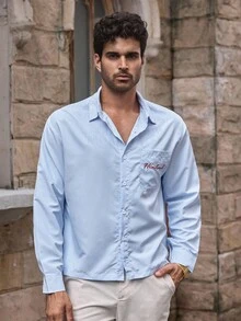 HIMLAND Camisa de manga larga casual de hombre con hombros caídos, tejida a rayas, con bordado de letra, azul claro a rayas, camisa azul polvo, camisa a rayas azul y blanca, camisa azul Carolina, para otoño, Old Money