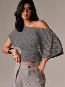 Top corto a rayas con un solo hombro descubierto, diseño asimétrico, estilo envolvente, moda casual contemporánea, esencial básico para el armario de primavera, verano y otoño - Blanco y Negro - Ver 3