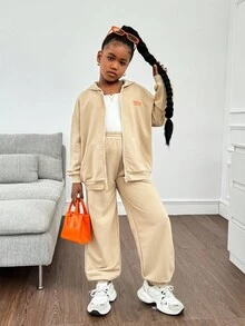 SHEIN Leap Crew Set da 2 pezzi per ragazze pre-adolescenti, giacca con stampa slogan in stile campus oversize e tuta in pile spessa - Cachi - Visualizzare 5