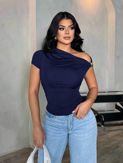 SHEIN SXY Blusa casual y versátil de mujer, elegante y sexy, de hombro frío asimétrico en color marrón, blusa de un solo hombro en color azul oscuro