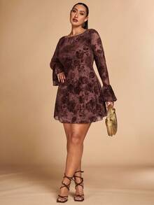 SHEIN BAE 加大码纯棕色纹理 3D 玫瑰花植绒长袖紧身性感露背迷你连衣裙、优雅性感连衣裙、派对连衣裙、3D 花卉连衣裙、露背连衣裙 - 棕色 - 查看 4