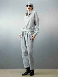 Airlisse Set 2 Potong Hoodie Setengah Resleting dan Celana Jogger Pinggang Serut Warna Abu-abu untuk Wanita - Grey - View 5