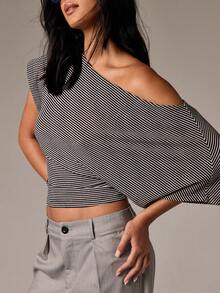 Top corto a rayas con un solo hombro descubierto, diseño asimétrico, estilo envolvente, moda casual contemporánea, esencial básico para el armario de primavera, verano y otoño - Blanco y Negro - Ver 1
