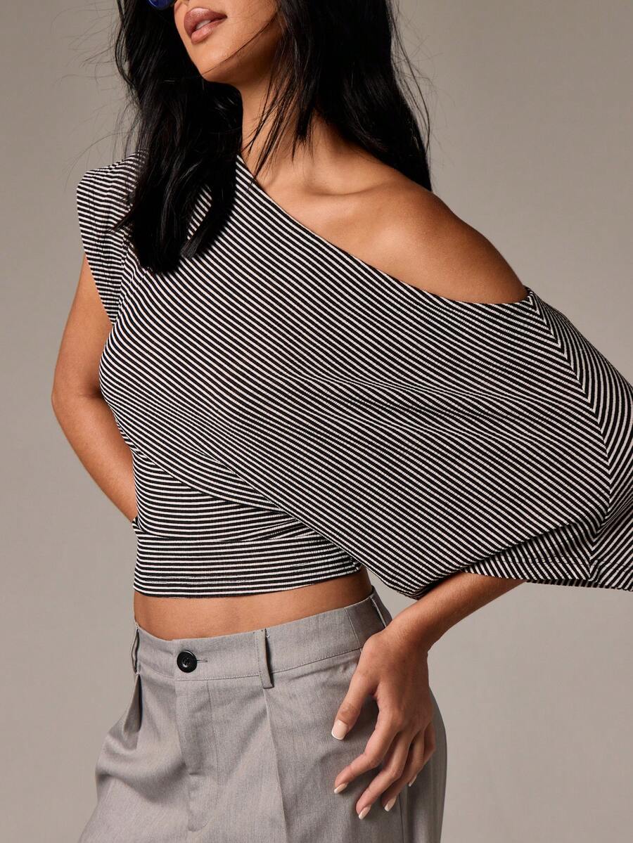 Top corto a rayas con un solo hombro descubierto, diseño asimétrico, estilo envolvente, moda casual contemporánea, esencial básico para el armario de primavera, verano y otoño - Blanco y Negro - Ver 1