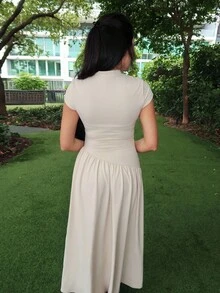 Durrani Popal 简约优雅日常穿着别致纯色短袖修身立领不对称 A 字收腰长裙，女士休闲褶皱无袖立领修身长款卡其色蝙蝠袖拼色，纯色 A 字女式长裙，春夏，休闲日常穿着 - 卡其色 - 查看 2