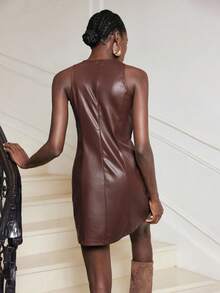 Maija 女式金属装饰 PU 皮革圆领无袖时尚迷你连衣裙