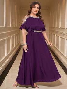 Gownix Elegantes Etuikleid Einfarbig mit Strass-Verzierung für Große Größen, Carmen-Ausschnitt