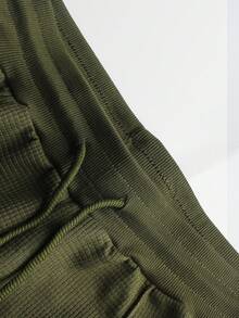 Manfinity Homme Bộ đồ nam mùa hè màu trơn cổ tròn tay ngắn kèm quần cạp rút, bộ đồ thường ngày màu xanh ô liu hai mảnh, bộ đồ phối đồ nam, bộ đồ 2 mảnh màu xanh lá cây, trang phục ấm áp - xanh quân đội - Xem 3