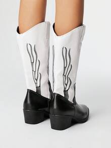 ROMWE Fairycore Giày bốt cao gót mũi nhọn màu đen dành cho nữ, giày bốt cao cổ kiểu dáng đại học, giày bốt da cổ chữ V thêu, giày bốt cao đến giữa bắp chân - màu đen - Xem 5