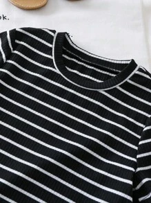 SHEIN Bộ đồ gồm áo thun kẻ sọc và quần ống loe thời trang cho bé gái, thích hợp cho mùa hè và các hoạt động ngoài trời. - Đen và trắng - Xem 5