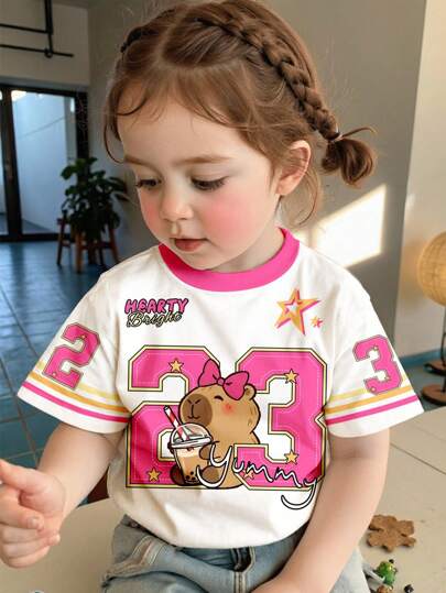 SHEIN Blusa de manga corta y cuello redondo de estilo minimalista casual para niña, con estampado numérico 23 inspirado en deportes universitarios y un lindo diseño de capibara rosa. Adecuada para verano, con estilo 2000, coreano, otoño/invierno, rayas, comodidad, estilo hippie para festivales de música, retro dulce americano, estética de campus, paseos por la ciudad, ropa de calle, estilo deportivo casual de campus, picnic al aire libre, salidas, fotografía callejera, hogar, campus, chándal