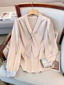 GlowEve CURVE Blouse en satin pour femmes avec col cravate, décoré de perles et de sequins, grande taille - Nude - Voir 1