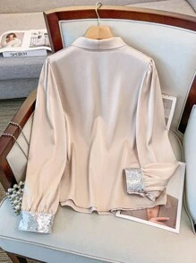 GlowEve CURVE Blouse en satin pour femmes avec col cravate, décoré de perles et de sequins, grande taille - Nude - Voir 2