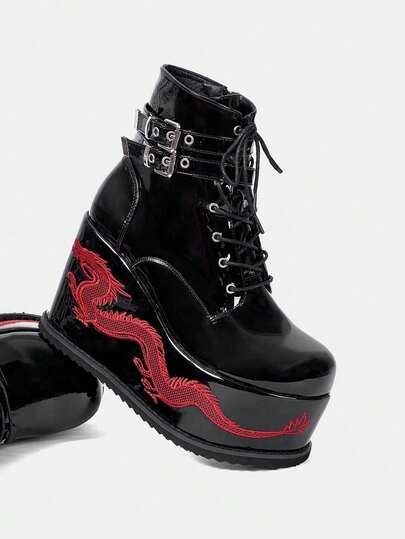 Sugerpunk Botines cortos de mujer con cuña gruesa y suela de plataforma, en color negro, con estilo gótico, que cuentan con bordados de dragón chino, hebilla metálica y detalles de metal pesado, ideales para el estilo punky, urbano y deportivo del año 2000, perfecto para verano, navidad, año nuevo, san valentín y temporada de otoño