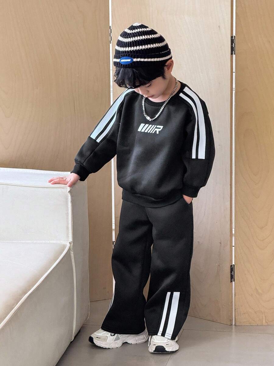 SHEIN 2 件套年轻男童休闲宽松圆领运动衫和运动裤套装，适合返校、生日、迎婴派对、节日派对、秋冬季