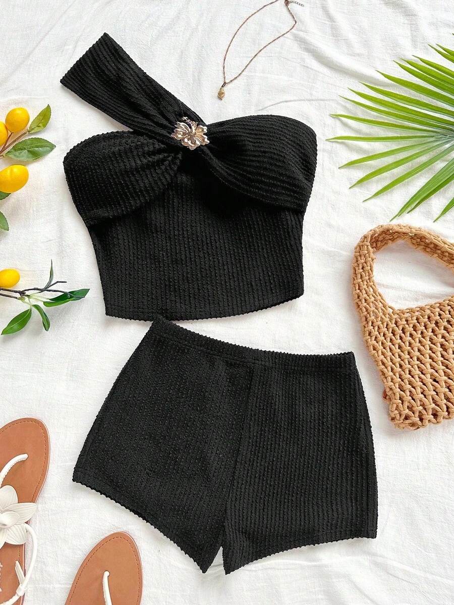 Soleia 2 piezas Conjunto de top sin mangas y shorts con decoración de flor de metal para mujer, conjunto de dos piezas acanalado, conjunto de dos piezas de shorts, conjunto de dos piezas de un hombro, conjunto de dos piezas de cintura alta - Negro - Ver 1