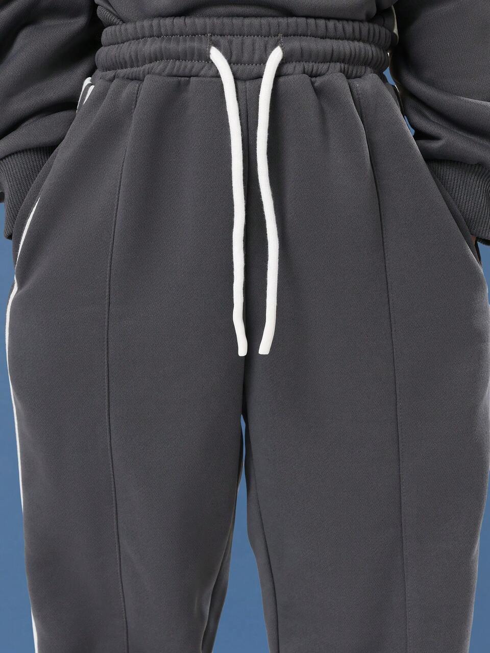 Felpa e jogger con stampa del logo