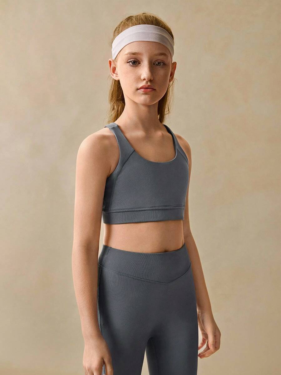 Conjunto de top deportivo ajustado gris para niñas preadolescentes, adecuado para correr, ciclismo, fitness, baloncesto, fútbol, tenis, bádminton, con diseño de espalda cruzada elástica y cómodo - Gris - Ver 1