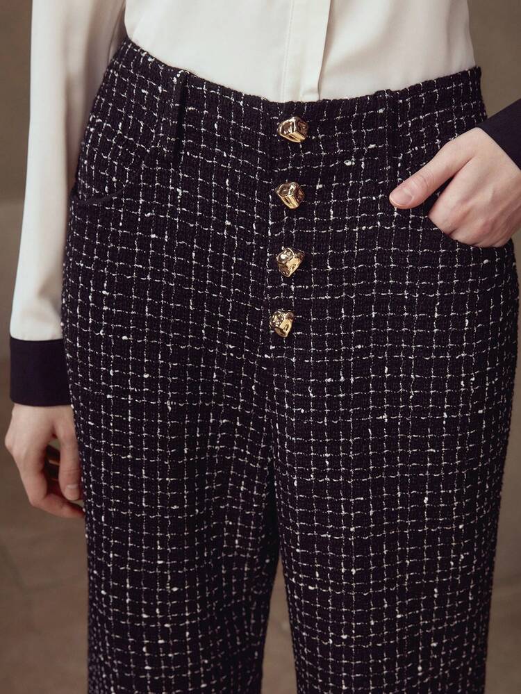 CALÇA COM PERNA FLARE, BOTÕES FRONTAIS DE METAL E ESTAMPA XADREZ DE TWEED