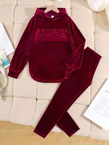 SHEIN 2 件 Tween Girl 休闲优雅天鹅绒连帽衫套头宽松落肩运动衫，带 3D 压花标语和紧身裤套装，酒红色圣诞装 - 酒紅色 - 查看 7