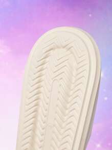 SHEIN X Care Bears 时尚可爱彩虹爱心不对称图案白色女士一脚蹬拖鞋防滑速干淋浴拖鞋，轻便耐用的 EVA 材质，适合居家、浴室、游乐场、游泳池、海滩等室内外穿着 - 白色 - 查看 10