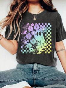 EMERY ROSE تي شيرت كاجوال قصيرة الأكمام بياقة مستديرة مطبوعة بزهور الأقحوان والأشباح للنساء ذوات الحجم الكبير، لمناسبة عيد الهالوين - رمادي غامق - مشاهدة 1