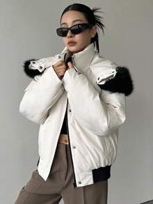 DAZY Chaqueta de invierno para mujer con capucha y cuello de piel sintética en bloques de color